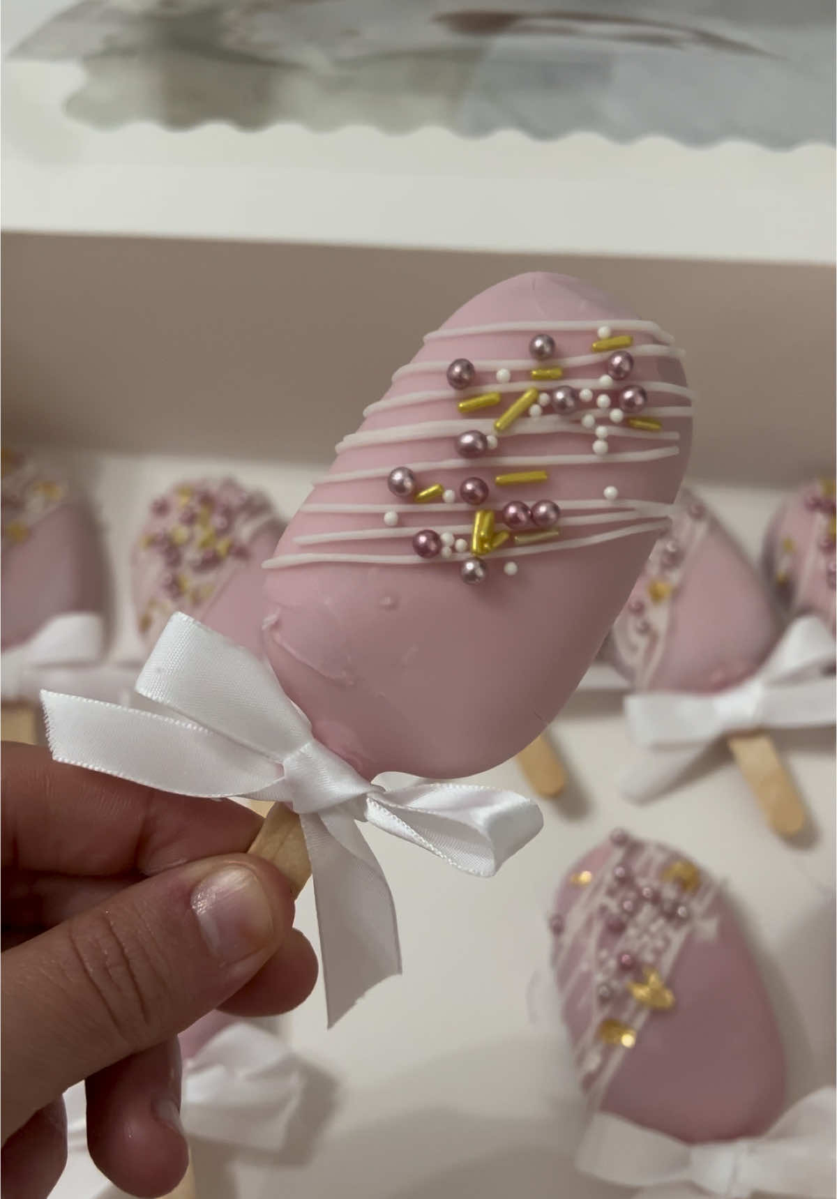 A post by @ on TikTok caption: Magnum cake pink 🎀✨ #magnum #magnumcake #cake #fyp #foryou #foryouu #viralcake #gateau #pink #girly #anniversaire #happybirthday 