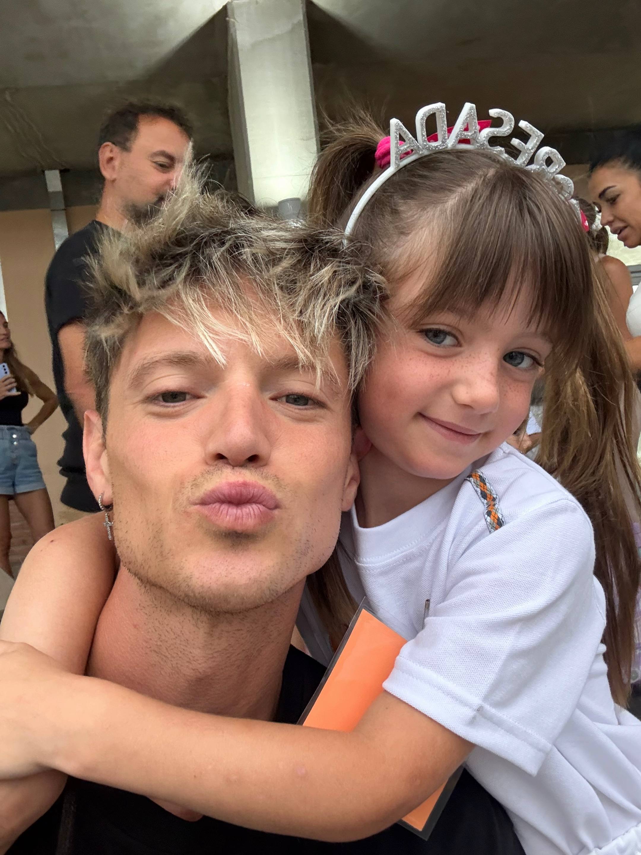 A post by @lionelferro on TikTok caption: No puedo creer que ya esté en primer grado 🫶🏻🥺 #parati 