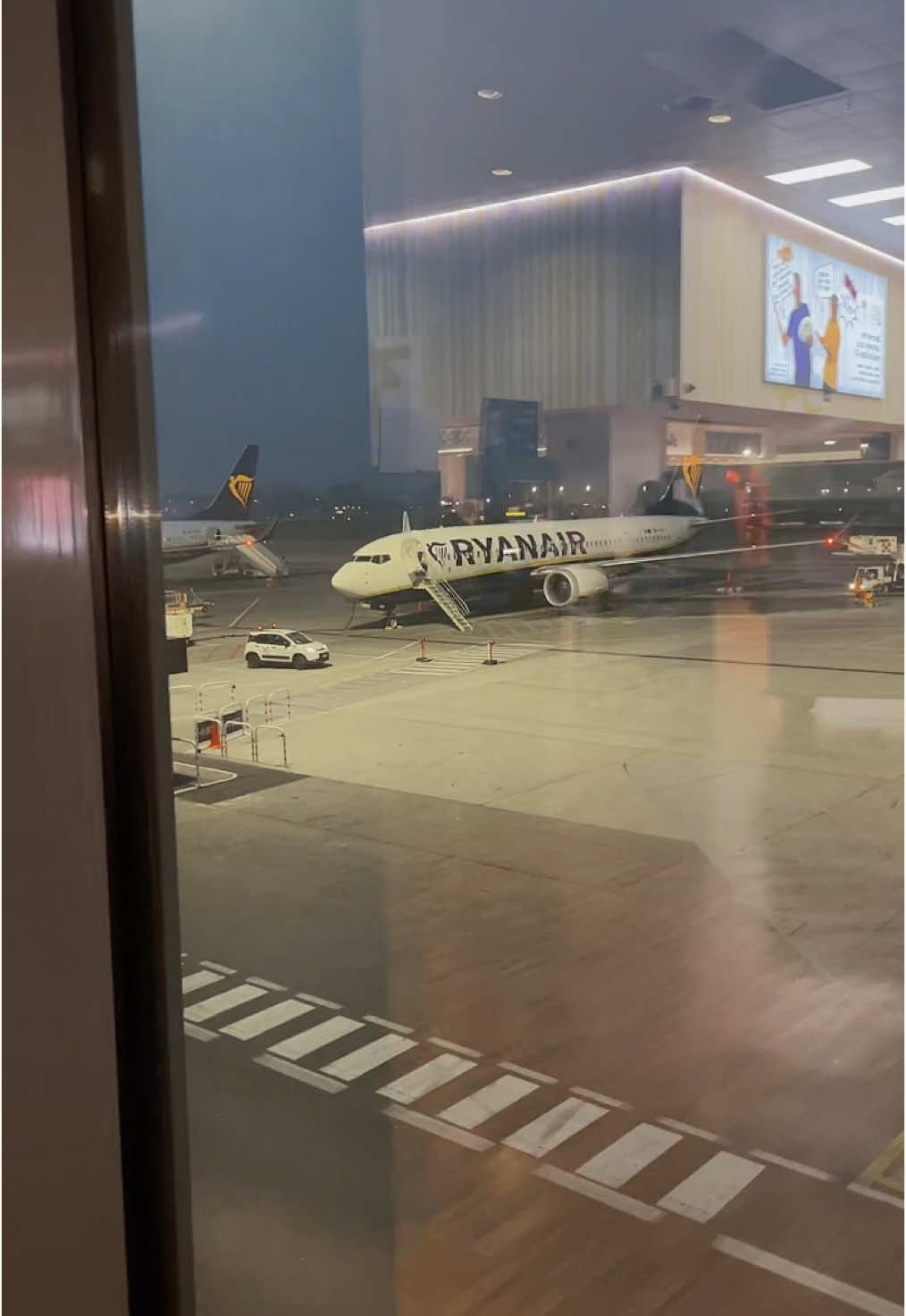 A post by @natalianigai22 on TikTok caption: Unde zbor de data aceasta ?  #travel #fyp #foryour #5pasidebine #viralvideos 