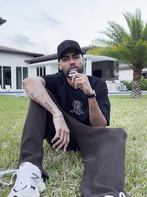 A post by @jaywheeler on TikTok caption: “Una Cómo Tú” ya está disponible en todas partes ❤️‍🩹🌻