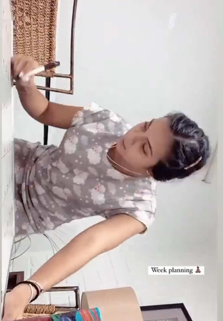 A post by @ on TikTok caption: Ustedes cómo organizan su semana? 😊  #lifeplanner 