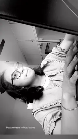 A post by @ on TikTok caption: Desde hace unos años he encontrado mi escape en la programación. Amo olvidarme de todo y pensar únicamente en lo que tengo enfrente 💻  Podría ser una forma de mindfullnes?? 🤣🤣 #devlife💻 