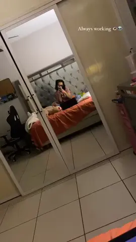 A post by @ on TikTok caption: Programado a todas horas 👁️ #nightdev 