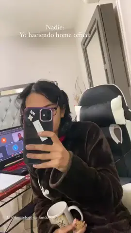 A post by @ on TikTok caption: Arriba el HO!  El @Joni Tech | Software Engineer  de fondo 🤣🤣🤣