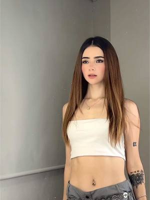 A post by @alegalvanv on TikTok caption: Amo bailar así😍