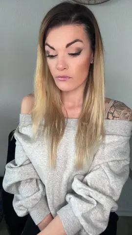 A post by @franzihpink on TikTok caption: So eine Umarmung wäre doch toll 😅🤷‍♀️ #umarmen #flüstern #witzig #spass #lustig #humor #ooopsie #fy #single #ü35 #magdeburg #franzihpink 