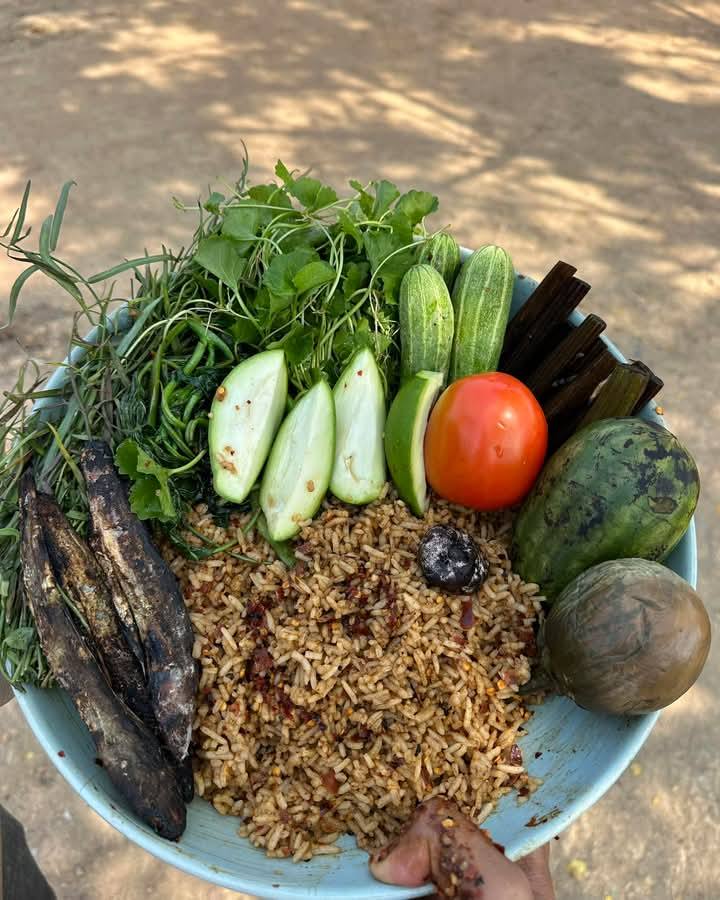 A post by @aungchanaye805 on TikTok caption: ထမင်းစားကြပါဦး 🤤🤤🤤🤤#foryou #aungchanaye #VoiceEffects #fyp 