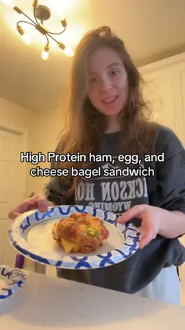 A post by @carolineefitness25 on TikTok caption: This was so gooooood  #protein #cottagecheesebagel #protein #weightloss #lowcalorie #howtoloseweight #highprotein #breakfast #fittok #weightlosscheck #Fitness #weightloss #recipe #fyp 
