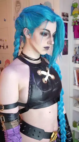 A post by @schneckbert.cosplay on TikTok caption: gods I love this cosplay sm!!! #jinx #jinxcosplay #arcanecosplay #arcane #leagueoflegends #leagueofledgendscosplay #cosplay #cosnrw 