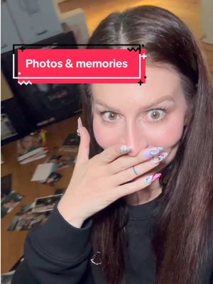 A post by @poopiblh on TikTok caption: J’ai retrouvé mes journaux intimes et photos de quand j’étais petites !! Et y’a des sacrées pépites 😅✨ une vrai transformation !! #organisation #rangement #journalintime #photo #souvenir #memories #humour #transformation 