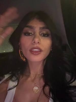 A post by @miakhalifa on TikTok caption: AIUOTO ITALIANOS!!!! 🇮🇹 