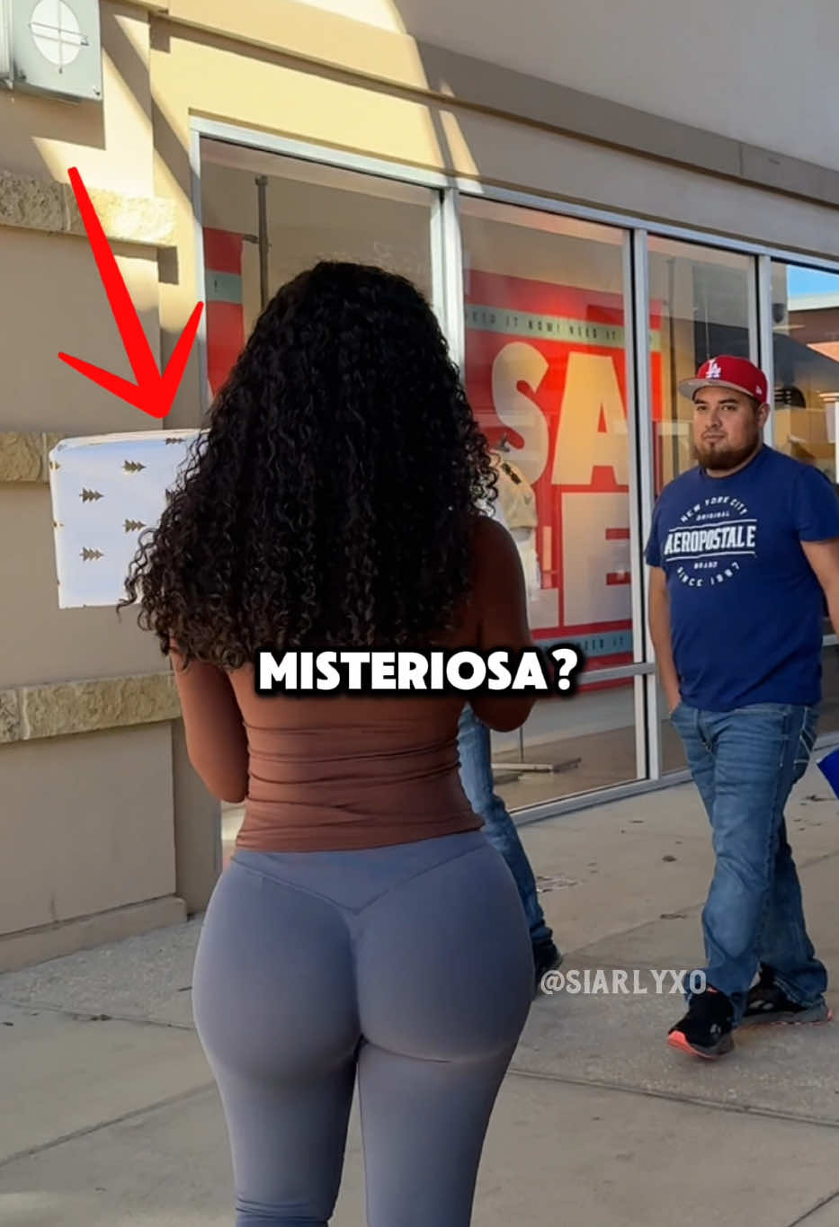 A post by @siarlyortiz on TikTok caption: La caja misteriosa dejó al cuhh más feliz que nunca 😂🎁 
