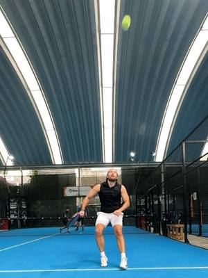A post by @edvilard on TikTok caption: Jajaja bueno, déjenme intentar un deporte nuevo! #padel #tapia #lebron #worldpadeltour #padeltime #sportsontiktok #sports 