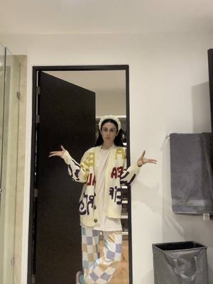 A post by @lupitavillalobosb on TikTok caption: Buenas noches #lupitavillalobos 