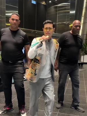 A post by @tonysuccar on TikTok caption: Mi security aquí en Perú 👮‍♂️💪🕺🏽protegen y tambien bailan 🤣🤣 los quiero hermanos!! 