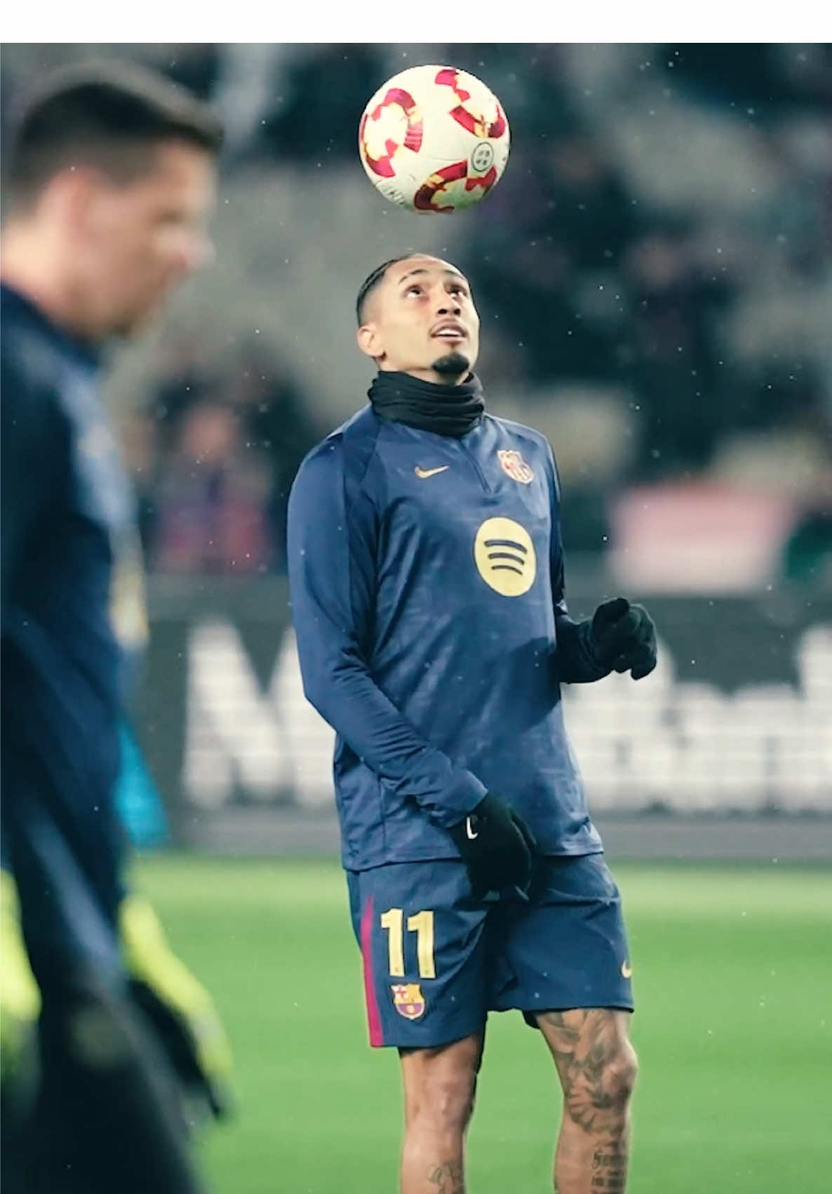 A post by @raphinha on TikTok caption: Seguimos em busca do objetivo ❤️💙  #viscabarca 