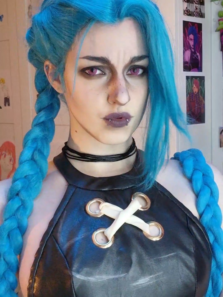 A post by @schneckbert.cosplay on TikTok caption: "I'm the powder you're the fuse" 🩷🩵 #jinx #jinxarcane #jinxcosplay #arcanecosplay #arcane #leagueoflegends #leagueofledgendscosplay #cosnrw #cosplay 