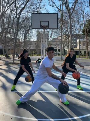 A post by @rubenrg_4 on TikTok caption: Pewpewpew🔫😈 @zowy @Bea González  #baloncesto #fyp #basketball 