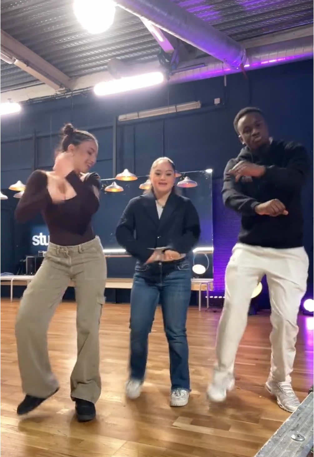 A post by @lenie_lct on TikTok caption: Attends 🤚😂@Jungeli_ @Trisomiquemaispasque #dals 