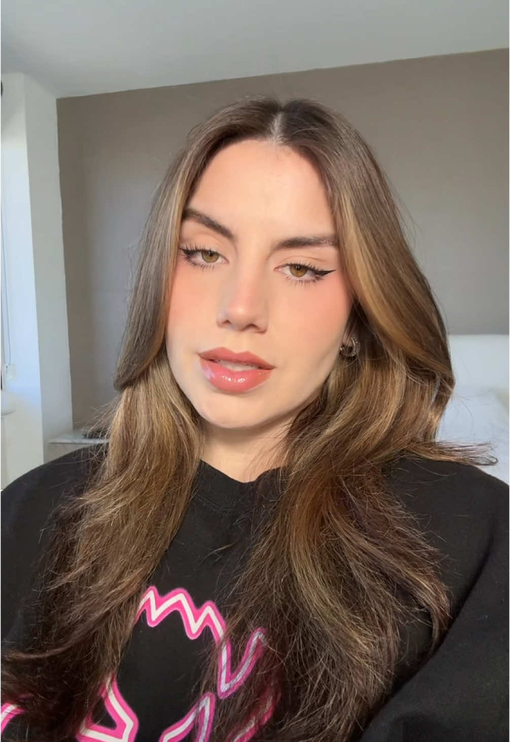 A post by @mariagonfer on TikTok caption: Peekaboo #fyp #maquillaje #makeup 