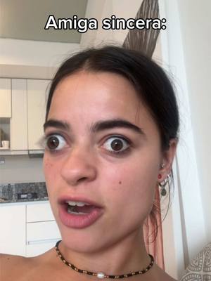 A post by @julisavioli on TikTok caption: Si no son sinceros tus amigos nadie lo va a ser xdxdxdxd #amigos #fyp #humor 