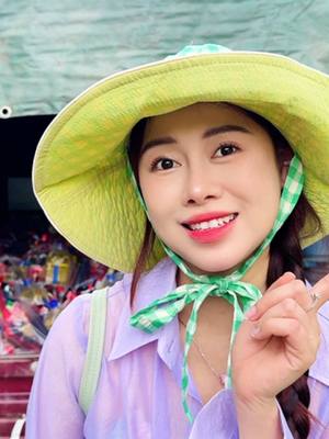 A post by @vietphuongthoa98 on TikTok caption: Em đã sẵn sàng 5 tấn gạo cho bà con ❤️