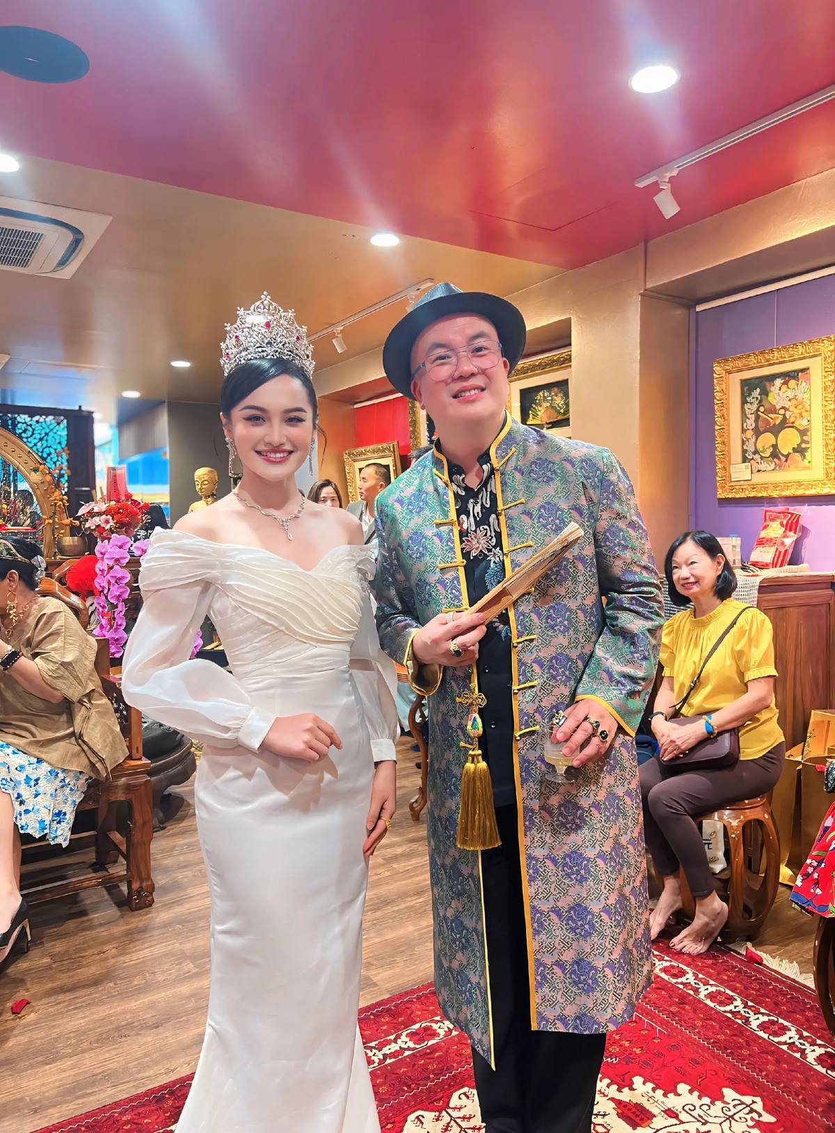 A post by @payengxalor1 on TikTok caption: 🎊 ຮ່ວມງານເປີດໂຕ ຫ້ອງສະແດງຮູບພາບ Lotus On Water ｜ 云龙子旺财馆 ສະຖານທີ່ 69 Neil Road ທີ່ປະເທດສິງກະໂປ. Wishing Master Yun and Lotus on Water continued success, abundance, and the fulfillment of every dream. May this new gallery be a beacon of light, inspiration, and prosperity for all who enter. With love and admiration, Payengxa Lor ————————————- ——————- ————- • This visit to Singapore is made possible by Lotus On Water ｜ 云龙子旺财馆 and Master Yun Art Master Yun Artist • ເຄື່ອງປະດັບ ແລະ ມົງກຸດ ເພັດແທ້ຈາກ Phetphathai jewelry ຮ້ານເພັດພະໄທ ຈິວເວີລີ້ • ຊຸດງາມໆຈາກ ເອກໂພໄຊ ຜ້າໄໝ ຂອງເອື້ອຍ Noh Aekphoxay Phamai Laos • Shoes from ZOEY Style #singapore #payengxalor #missuniverslaos2022 #top16missuniverse2022 #trend