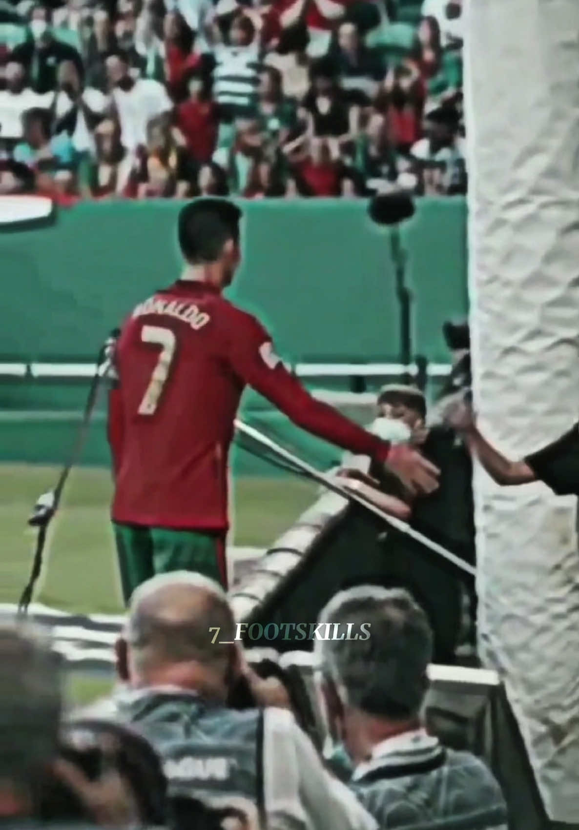 A post by @7_footskills on TikTok caption: Bro really kissed his hand 😭🐐 #cristianoronaldo #ronaldo #manchesterunited #cr7 #fyp 