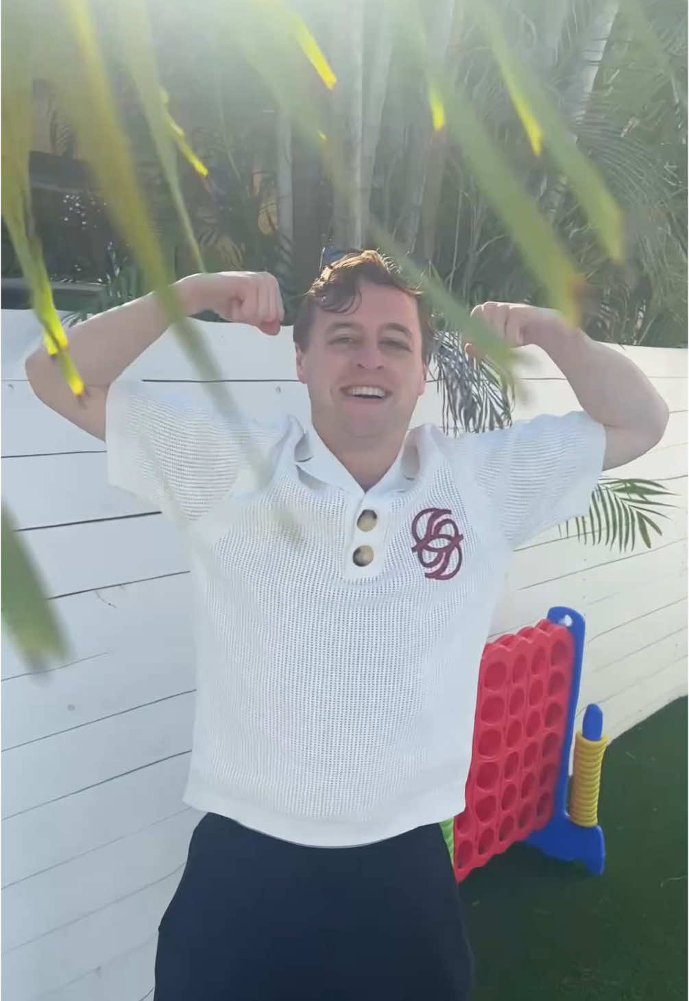A post by @robbievandegraaf on TikTok caption: Koning pittenzak gooien. Wat verwacht je anders met zo’n jeugd!!!! 