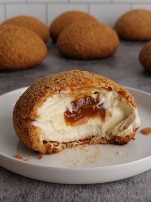 A post by @on_est_gourmands on TikTok caption: Choux vanille caramel  Crème : 50 cl de lait 1  gousse de vanille  50 gr de sucre 4 jaunes d'œufs  45 gr de maïzena 50 gr de beurre 150 gr de crème entière 30% mg bien froide Bouillir le lait avec la gousse de vanille grattée. Mélanger le sucre avec les jaunes d'œufs et la maïzena, ajouter le lait et porter à ébullition. Retirer du feu puis ajoutez le beurre. Filmer au contact et laisser refroidir. Fouetter la crème pâtissière refroidie puis incorporer la crème montée. Pâte à choux : 250 gr d'eau 80 gr de beurre 1 pincée de sel 1 pincée de sucre  150 gr de farine 4 œufs  Bouillir l'eau avec le beurre, le sel et le sucre  Hors du feu ajouter la farine  Remettre la casserole sur le feu et dessécher la pâte pendant quelques secondes. Verser dans un saladier et laisser tiédir  Ajouter les œufs et fouetter jusqu’à l'obtention d'une pâte lisse et homogène. Pocher sur une plaque recouverte de papier sulfurisé  Enfourner à 180° pendant environ 30min 🇬🇧 Vanilla caramel puffs Cream: 50 cl of milk 1 vanilla pod 50 g of sugar 4 egg yolks 45 g of cornstarch 50 g of butter 150 g of very cold 30% fat whole cream Boil the milk with the scraped vanilla pod. Mix the sugar with the egg yolks and cornstarch, add the milk and bring to the boil. Remove from the heat then add the butter. Cover with cling film and leave to cool. Whip the cooled pastry cream then add the whipped cream. Choux pastry: 250 g water 80 g butter 1 pinch of salt 1 pinch of sugar 150 g flour 4 eggs Boil the water with the butter, salt and sugar Off the heat, add the flour Return the pan to the heat and dry the dough for a few seconds. Pour into a salad bowl and let cool Add the eggs and whisk until you obtain a smooth and homogeneous dough. Poach on a baking sheet covered with baking paper Bake at 180° for about 30min