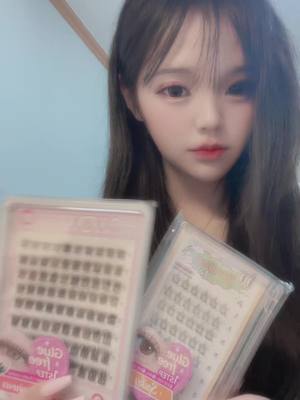 A post by @jeewoo99 on TikTok caption: 오늘 소개할 제품은 클리오네의 <노글루 속눈썹> 입니다! 속눈썹 접착제 없이 3초만에 붙힐수있어서 오래 걸리지 않고 간편하게 쓸 수 있는 속눈썹 입니다 ㅎㅎ 평소에 통으로된 속눈썹만 사용하다가 부분 속눈썹으로 바꿔봤는데 접착제를 바르기 어려워서 붙힐때마다 실패했는데요ㅜ 클리오네의 노글루 속눈썹은 한번 붙히면 최소 1-2일은 가기때문에 떨어질 걱정 없이 편하고 이쁘게 사용 가능했습니다! 제가 사용한건 09볼륨 입니다 ㅎㅎ 인형같은 눈매를 원하시면 볼륨라인을 추천드립니다❤️ 가닥속눈썹> #클리오네 #노글루속눈 썹 #클리오네노글루속눈썹 #와우래쉬 #쫀쫀래쉬 #올리브영 @clione_co.kr