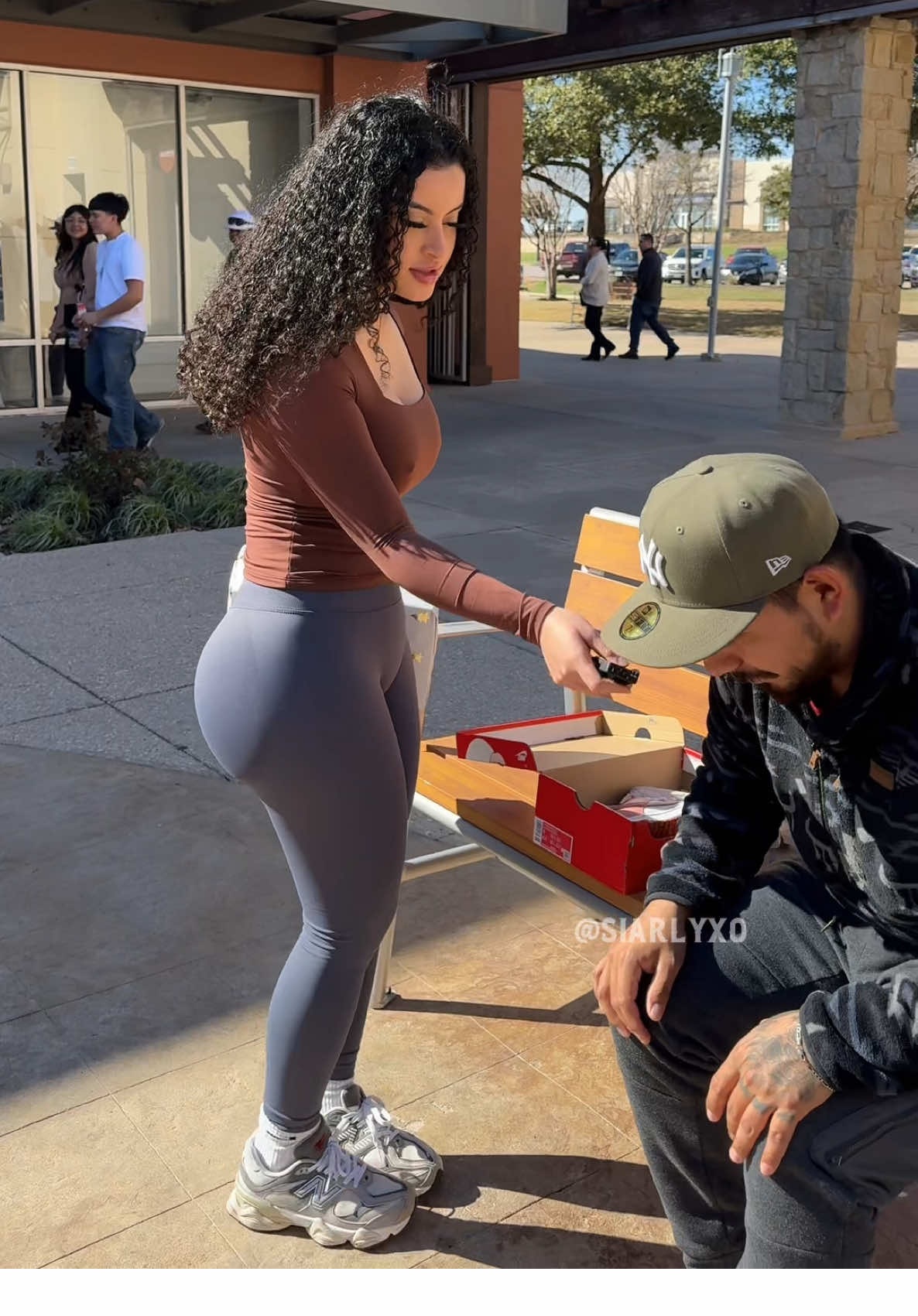 A post by @siarlyortiz on TikTok caption: Un extraño solito, y una caja misteriosa... Qué será? 👀🎁