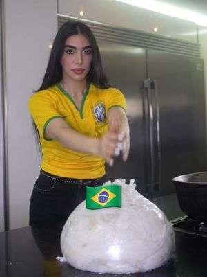 A post by @surthycooks on TikTok caption: Coxinha brasilera 🇧🇷 #brasil 