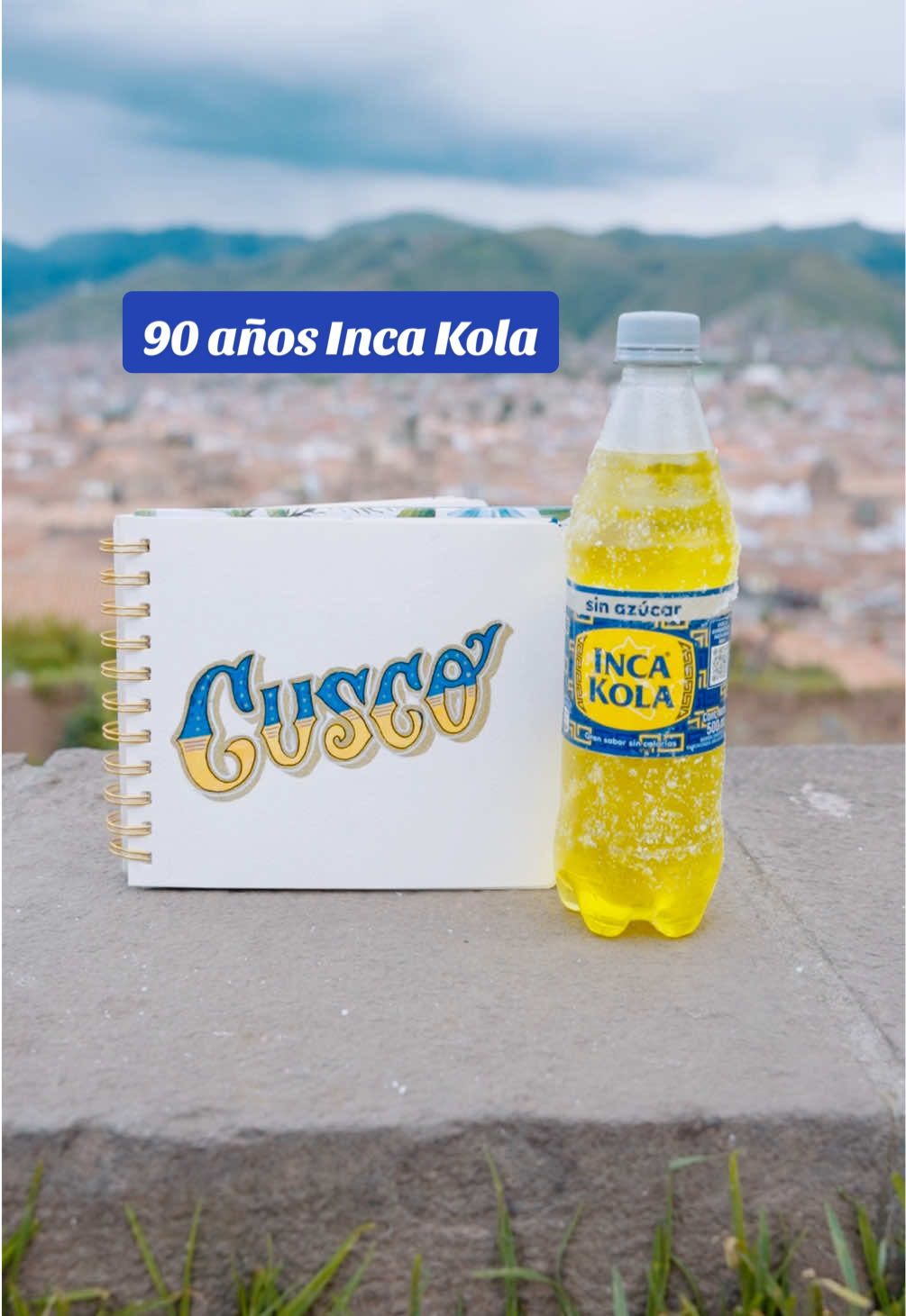 A post by @calligraphilic on TikTok caption: 💛💙 Mis Letras Viajeras de Cusco tenían que ir acompañadas de una gran noticia 🏔🌄 Y es que, Inca Kola celebra sus 90 años y está YAPEANDO a los ganadores! 🎉 Puedes encontrar tapas con hasta mil soles al instante, ¡y tú podrías ser uno de ellos! 😱💸 🇵🇪✍🏼 Calligrafreak, recuerda que también participan Coca-Cola, Fanta y Sprite, y la promo es válida para botellas personales. ¡Te deseo mucha suerte! Comenta “💛💙” para manifestar tu premio 🤞🏼🍀 #IncaKola90Años #Publicidad #lettering #caligrafía 