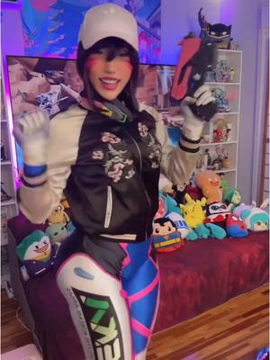 A post by @cherryneedlesll on TikTok caption: Replying to @mccgoku7799 Dva is back with a new skin 🥰🥰  P.s: fake prop  #Dva #overwatch #overwatch2 #dvacosplay #cosplay #cosplayer #cosplaytransition #fyp 