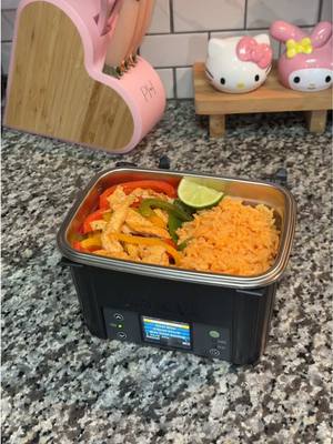 A post by @kathyoortiz on TikTok caption: Pack my man’s lunch with me / chicken fajitas and rice 😋 @LunchEAZE #lonche #recetas #DinnerIdeas #luncheaze 