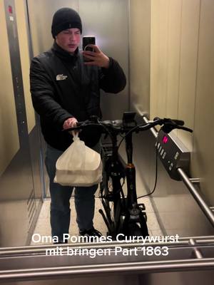 A post by @janeksehrenomi on TikTok caption: Oma wieder glücklich 🥹 #janeksehrenomi #fyp #fürdichseite #fürdich #fy #pommescurrywurst #überraschung 