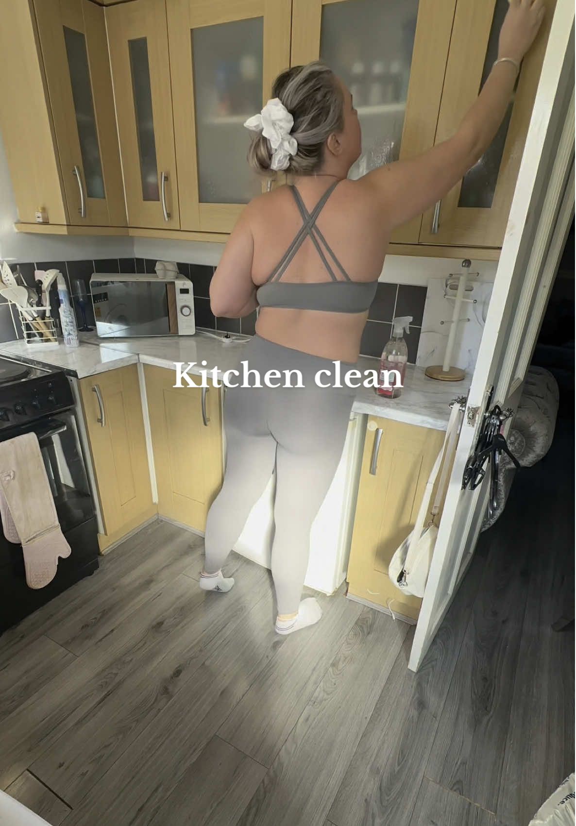 A post by @cleanwithabbi on TikTok caption: Suns out which means it shows every bit of dirt/dust in my house!! Kitchen scrubbed & sparkling again 🥰✨ #kitchencleaning #kitchenclean #springcleaning #CleanTok #cleanwithabbi 