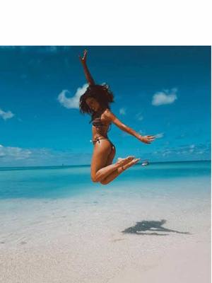 A post by @isisvalverde on TikTok caption: No carnaval, você é do time folia ou time descanso? Seja qual for o mood, a pele protegida e hidratada tá garantida com Neutrogena Sun Fresh Corporal e Neutrogena Sun Fresh Hydro Boost. Cuide da sua pele e curta do seu jeito! 🩵 @NEUTROGENA®️ #NeutrogenaNaFolia #NeutrogenaSquad 
