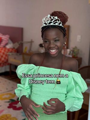 A post by @gioewbank on TikTok caption: Pisquei e minha filha já veste minhas roupas e se maquia sozinha (com vídeo de ref) pra festinha de carnaval da escola.  #carnaval #fantasia #disney #tiana #capcut 