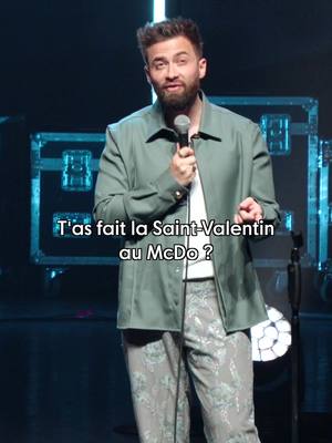 A post by @ninoarial on TikTok caption: St Valentin au Mac do 🎟️ En spectacle à Paris et dans toute la France 🎟️  C’est quoi le pire pour une St-Valentin ?  🎥 @ryanharris_rh @_angelinahz_  #standup #humour #humoriste #impro #spectacle #standupcomedy #comedy #couples #ninoarial 