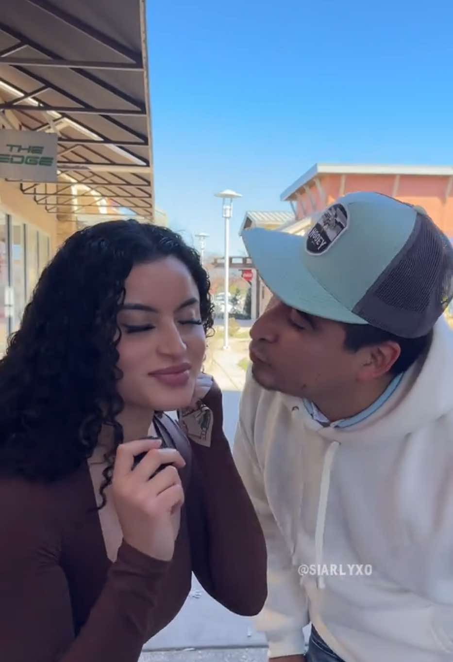 A post by @siarlyortiz on TikTok caption: Cuando pensabas que la caja misteriosa era el premio… hasta que viste el beso 😂💋