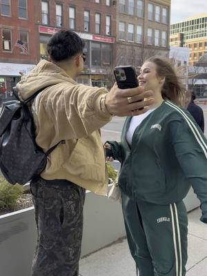 A post by @jcandsondraa on TikTok caption: Estamos en el Arnold Classic @Carlos Nuñez @sondra_blust @YOUNGLA #arnoldclassicohio2025 