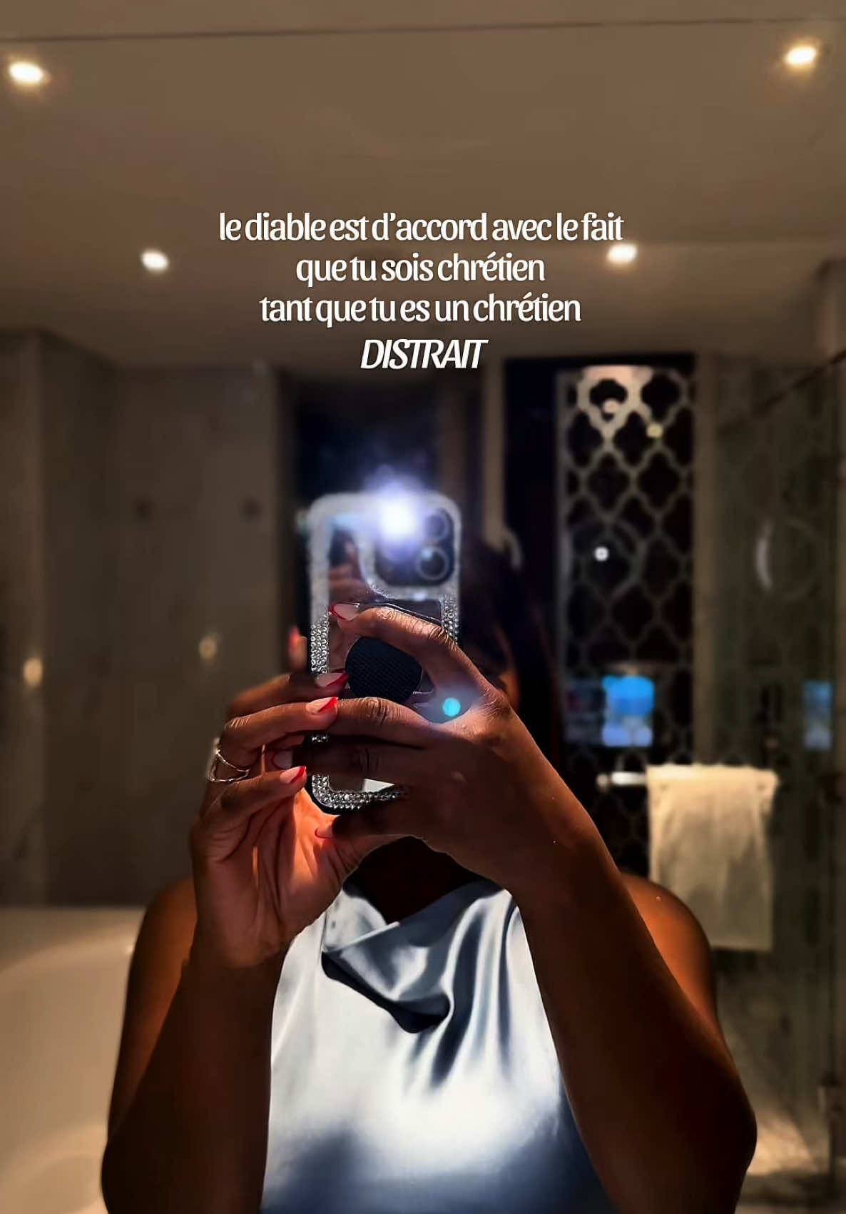 A post by @rosechristelle19 on TikTok caption: Certaines prisons n’ont pas des chaines.  #choisibasolua #coverchretien #musiquechretienne🇨🇩 #adorationchretienne #louangeadoration #femmechretienne 