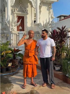 A post by @rustam_mayer_djavid on TikTok caption: КАК ЕСТЬ ПАЛОЧКАМИ???! #джавид 