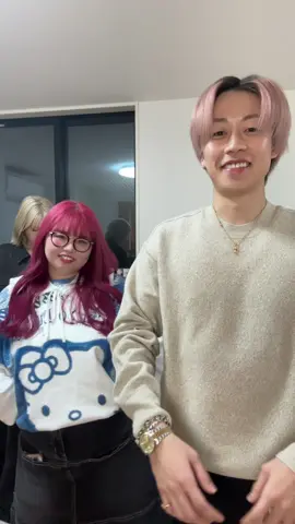 A post by @com.yuta0305 on TikTok caption: コムまぐweekよろしくです😄 UraNちゃんと久しぶりの音源！ エア太郎映り込んでるよー @エア太郎 @UraN💜くれまぐ  #コムまぐ #コムドット #コムドットゆうた #一重日記 