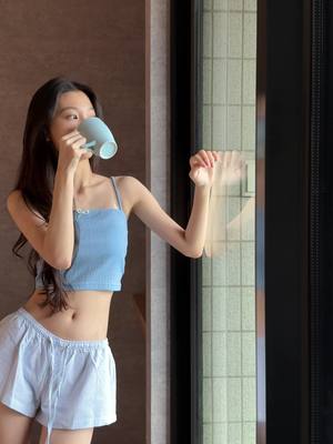 A post by @ivy0710 on TikTok caption: 我的保養好夥伴 妮維雅清爽小白罐 (國民小藍罐姊妹霜) 水嫩 Soft 身 一罐清爽就GO💧 2倍保濕、48H水潤 從頭到腳都滋潤~ 質地清爽柔嫩、水感不黏膩 隨時隨地水嫩 Soft 身! #妮維雅輕柔潤膚霜 #softcream #清爽小白罐 