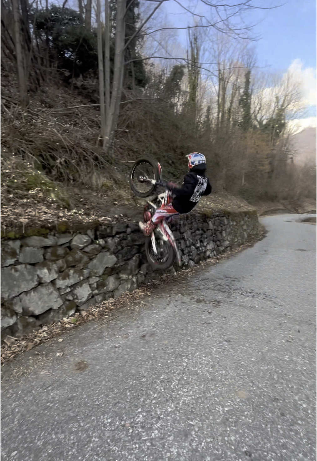 A post by @nick_casella18 on TikTok caption: Ogni tanto bisogna tornare alle vecchie abitudini #enjoytheride #onealriders #enjoytheride #onealracing #bike #biketrial #streettrial #trial #mtb #akaso #brave7 #actioncamera #teamakaso bicicletta trial  bike  street Mtb @CorkiCycles @O’NEAL Racing @All Mountain Style @Buds.sports 