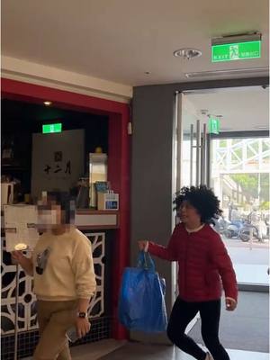 A post by @cheng4fake60 on TikTok caption: 今天胡媽媽帶兒子來日曜天地OUTLET NG鞋出清會大搶購 @日曜天地OUTLET台中市中區店 #OUTLET#台中 #NG鞋#Crocs #Vans #Timberland #ALLBLACK #PALLADIUM#SKECHERS