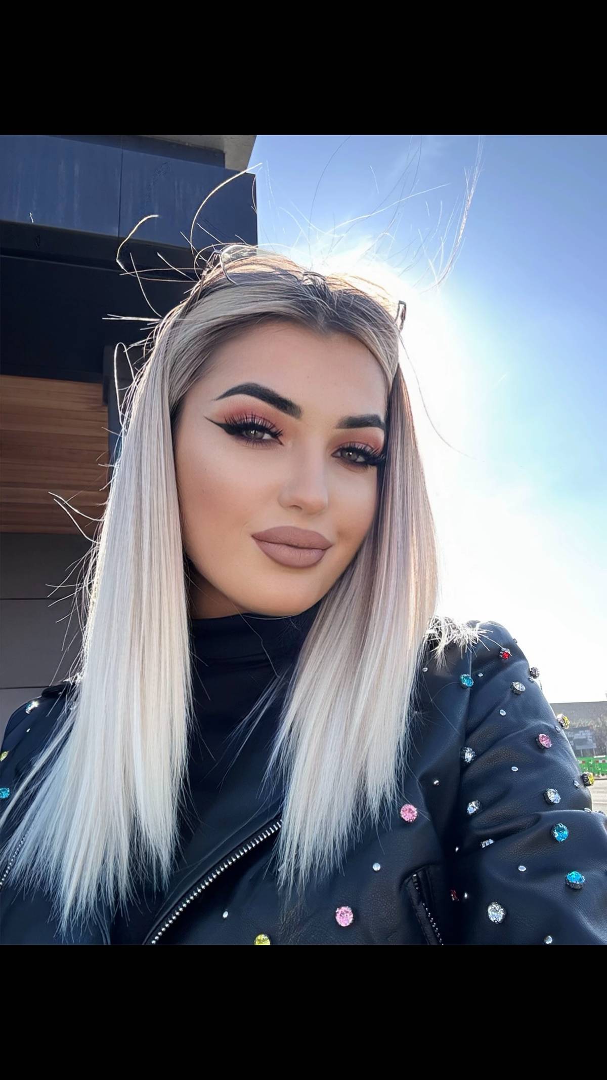 A post by @elenamocanu7 on TikTok caption: #fyp #foru #heartbeat #sunny #sunshine 💐#march #spring 